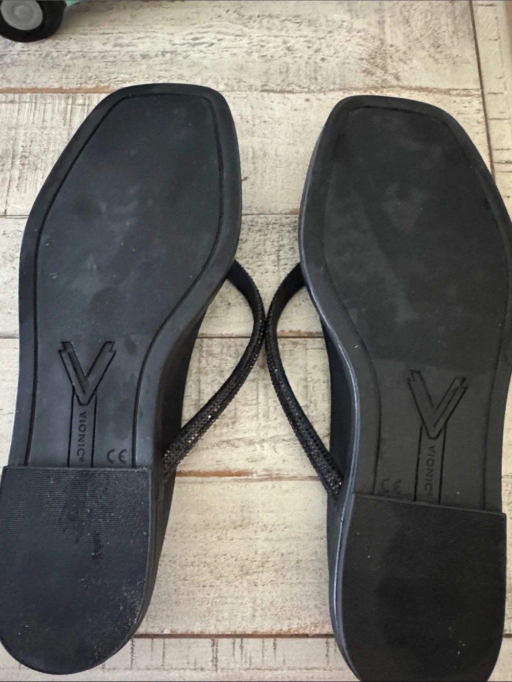 Vionic sleek black